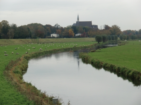 Gennep-Ottersum NL : Siebengewaldseweg, Blick über die Niers bis zum Landgoed Roepaen